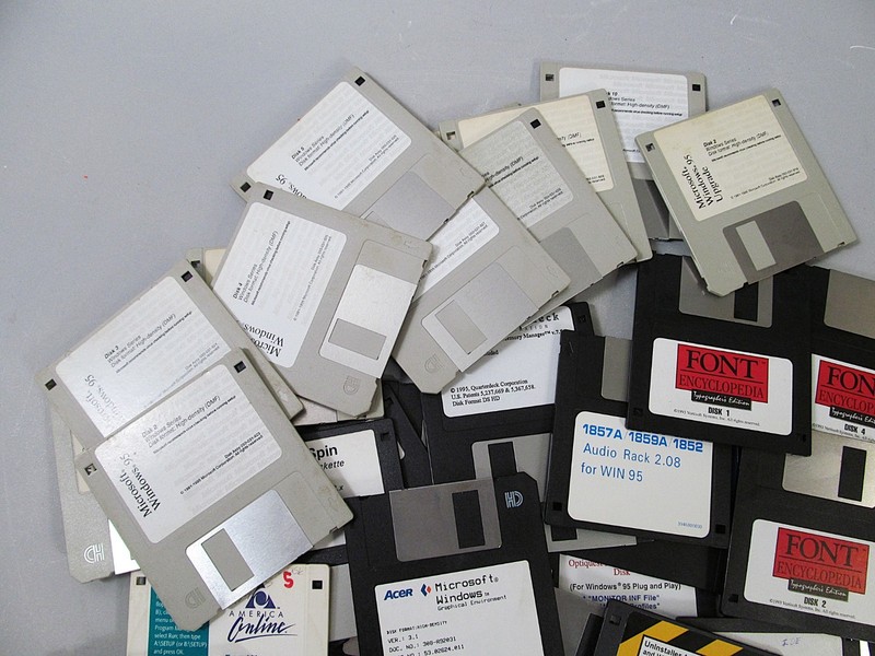Large Lot Of 68 Vintage 3.5” Floppy Disks Windows Programs Software *USED AS IS* gallery