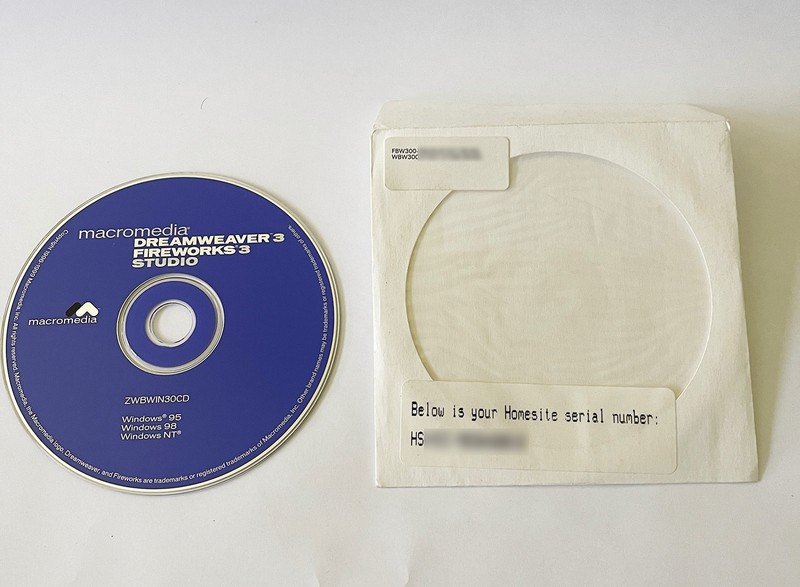 Macromedia Dreamweaver 3 & Fireworks 3 Studio – 2 CDs with Serial Number