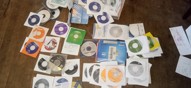 Dell reinstallation CD Microsoft Windows, XP Pro SPK2 w Roxio Creator Buss HD gallery