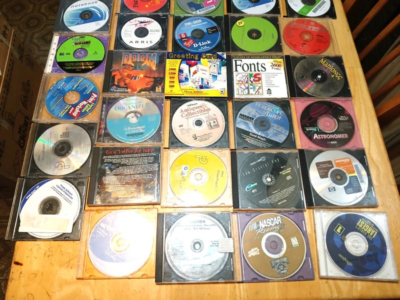 LOT OF 93 DISCS. ASSORTED WINDOWS SOFTWARE & GAMES. DOOM, ATARI, TYPING, SPANISH gallery