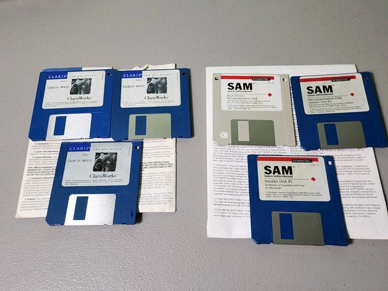 Vintage Apple Macintosh Software 3.5" Floppy Disks Lot & Manual/Paperwork Lot gallery