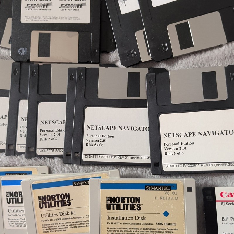 VTG PC Floppy Disc Lot Of 25- Microsoft, HP, Hewlett, Windows gallery