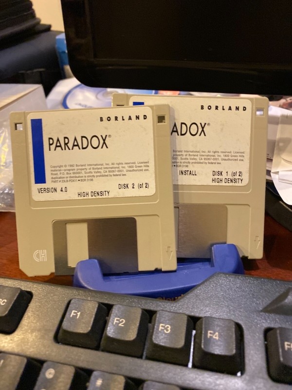 Opened Borland Paradox 4.0 Software. 2 Disks With Serial Number