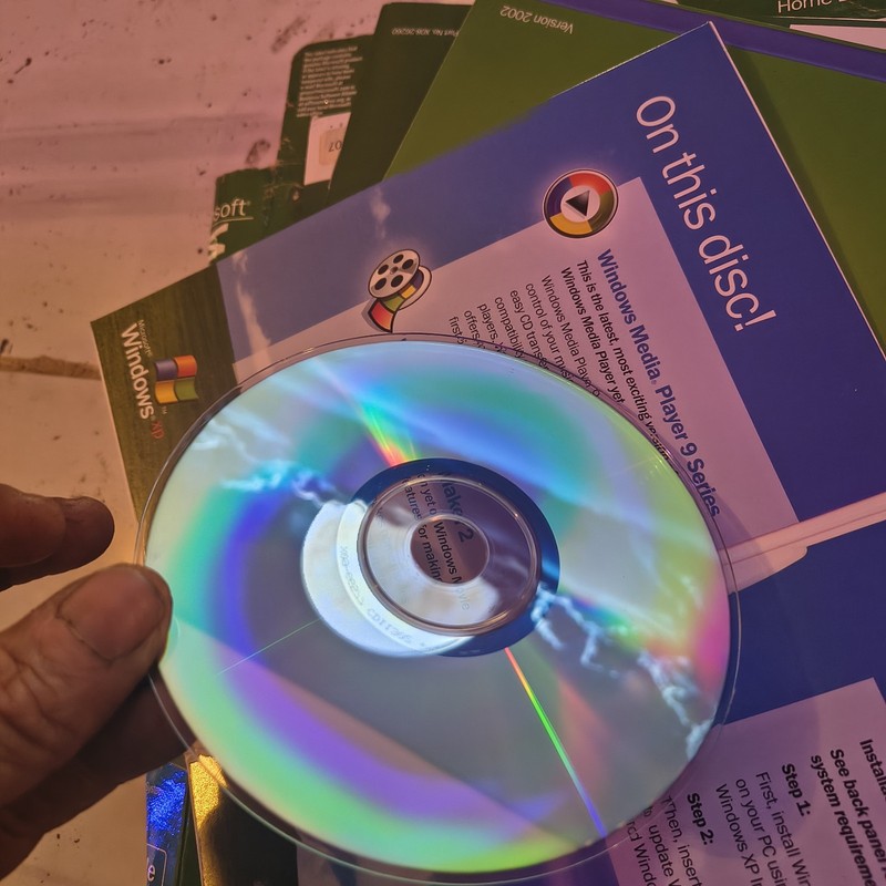 Microsoft Windows XP Home Edition CD with Product Key English Version 2002 gallery