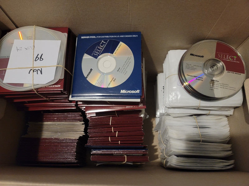 LOT OF 500+ VINTAGE MICROSOFT SELECT CD-ROMS – BURGUNDY BLUE SERVER APP POOLS