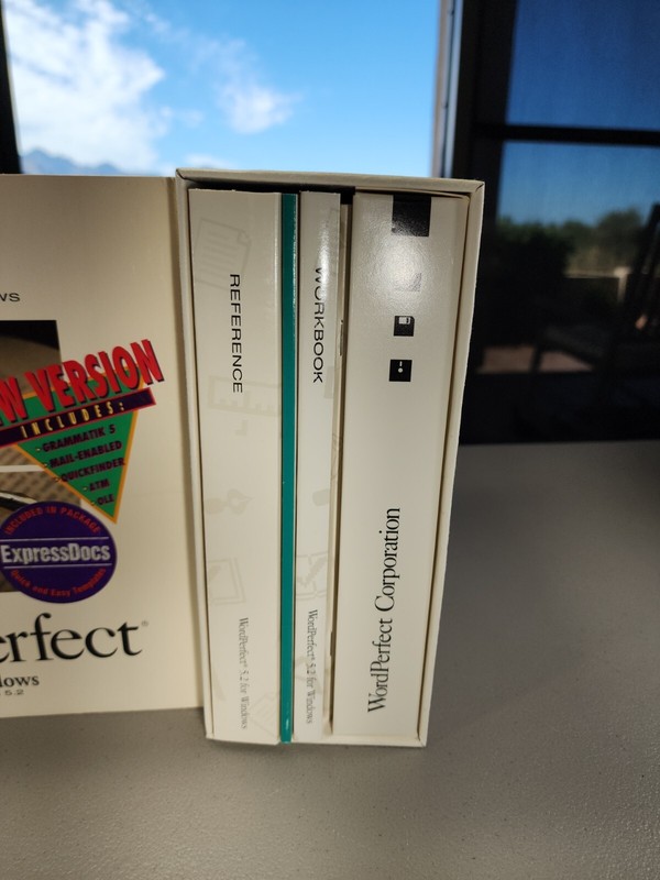 WordPerfect for Windows Draw + Upgrade 5.2 Package Books Manuals Discs Guides NM gallery