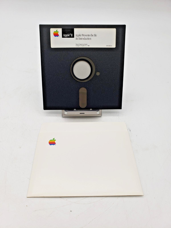 Apple II Apple Presents the IIe An Introduction 691-0035-A