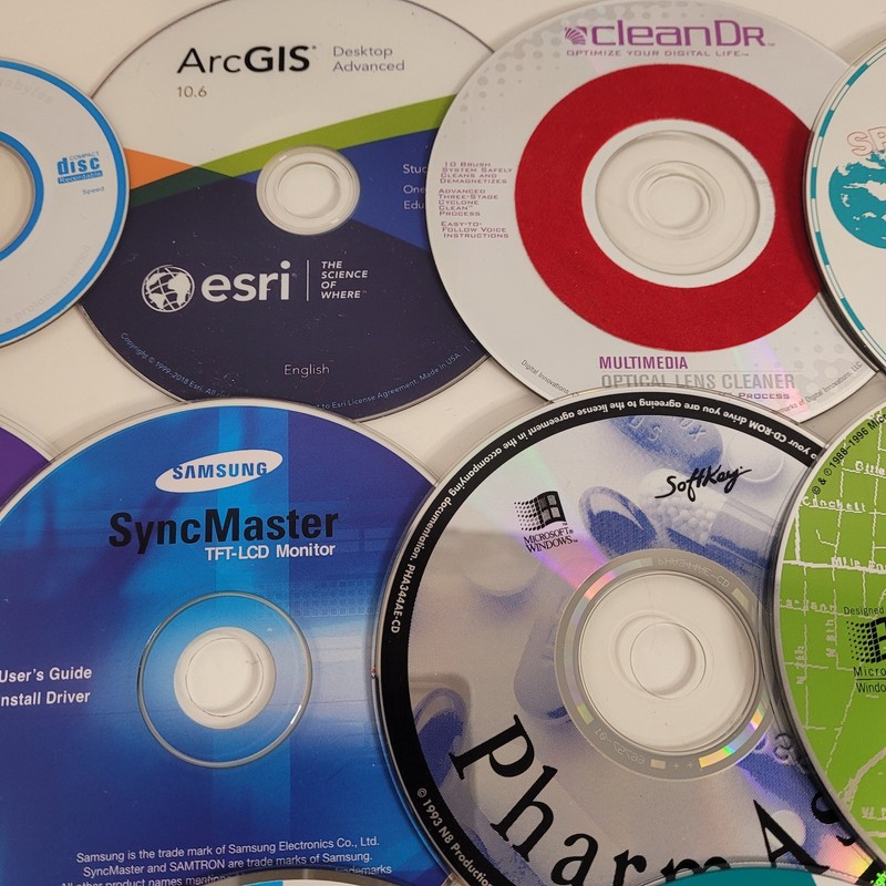PC Software and Installation Media Lot Microsoft Windows, Family Tree 37 Discs gallery