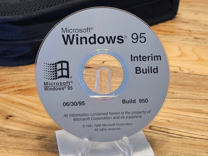 ULTRA RARE: Microsoft Windows 95 Pre-RTM Build 950r-2 (Silver Variant, Not Beta)