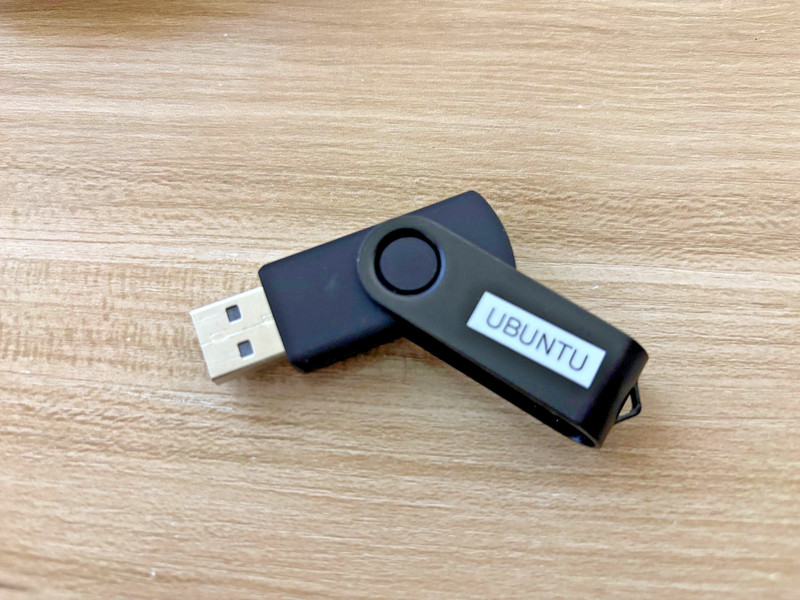 Ubuntu Linux 24.04.1 LTS Live OS 16GB Bootable USB Flash Drive, New