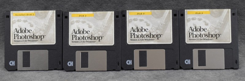 Lot of 31 Vintage Floppy Disks: Photoshop 2.5, PhotoStyler, FrameMaker, Painter gallery