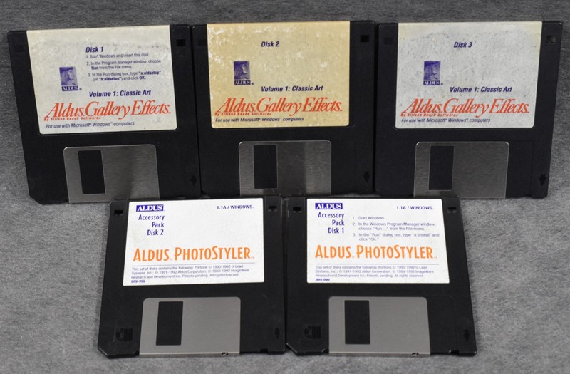 Lot of 31 Vintage Floppy Disks: Photoshop 2.5, PhotoStyler, FrameMaker, Painter gallery
