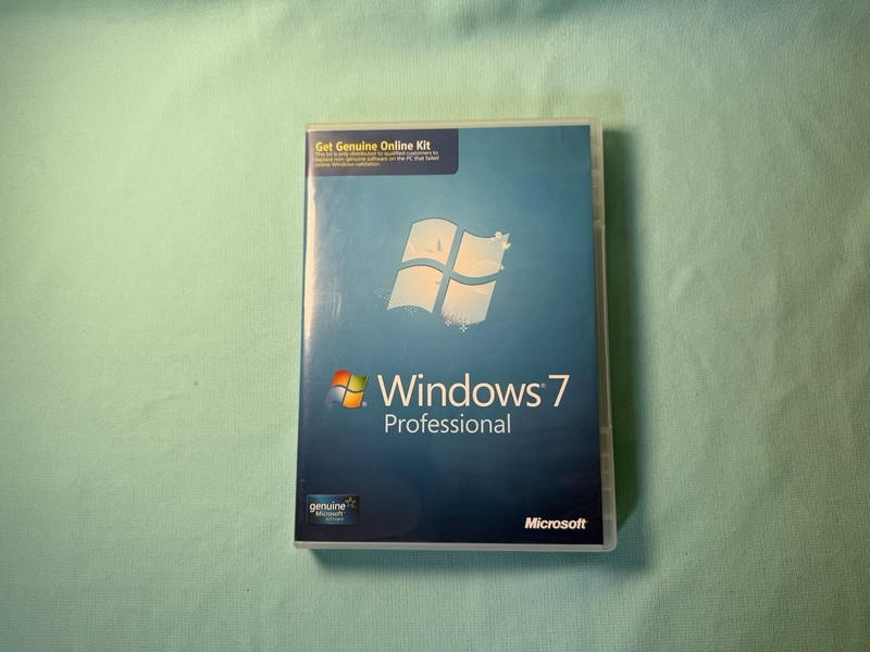 Microsoft Windows 7 Pro 32 / 64 BitInstall Disc Retail Box with Key
