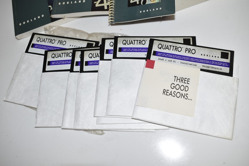 *KB* Borland Vintage Quattro Pro Floppy Disk Software Lot (TTC32) gallery