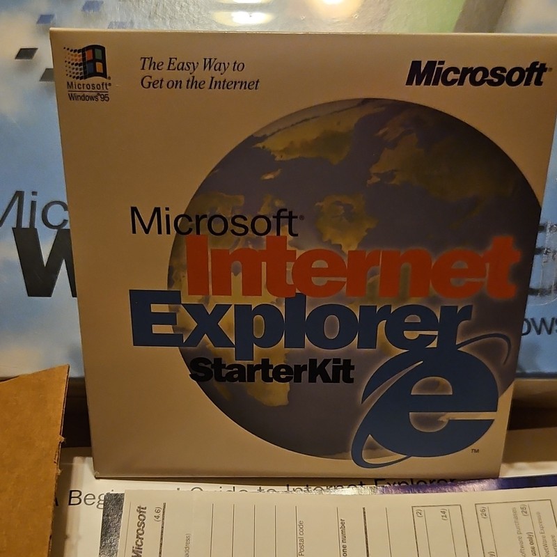 Microsoft Windows 95 Retail English 3.5" Floppy w/ IE Starter Kit & COA gallery