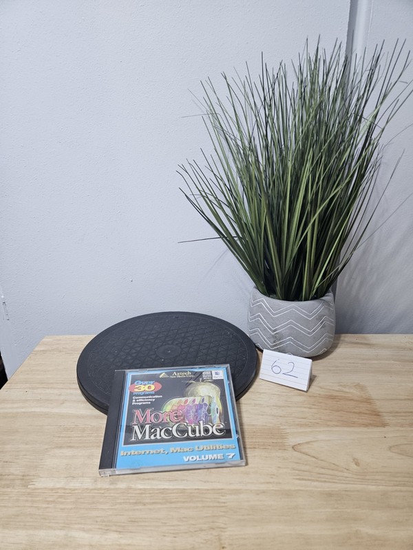 More MacCube: Multimedia Volume 7 CD ROM 1996 DISC LOOKS UNUSED