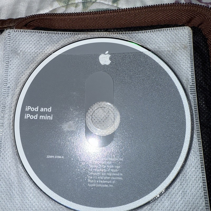 Apple iPod CD 2005 Vintage - Disc Only In A Clear Sleeve - Free Postage gallery