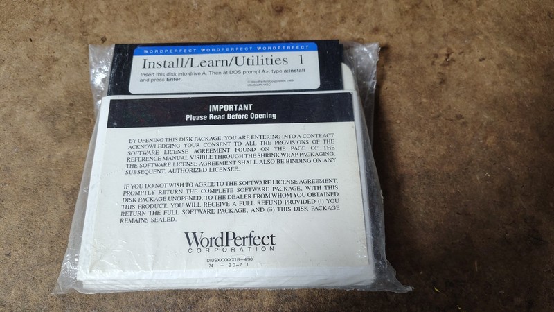 WordPerfect Complete Office Suite DOS on 12 5.25in Floppy Discs