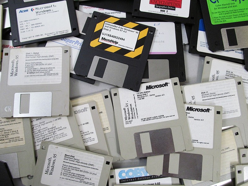 Large Lot Of 68 Vintage 3.5” Floppy Disks Windows Programs Software *USED AS IS* gallery