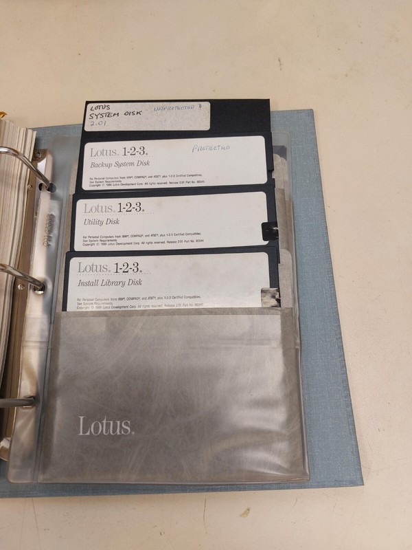 Vintage LOTUS 123 Software V2.01 + 2.2 5.25" Floppy Disks + manual gallery