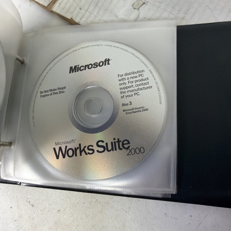 Microsoft Works Suite 2000 - Complete 7 Disc PC CD-ROM & Gateway Library Set gallery