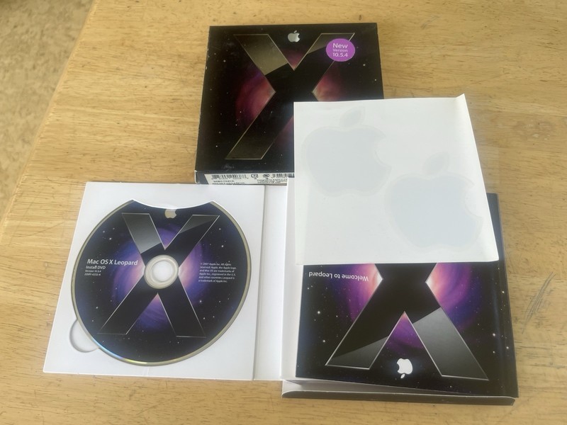 Apple Mac OSX 10.5.4 Leopard Retail Pack P/N: MB576Z/A, W/ Decals, Manual