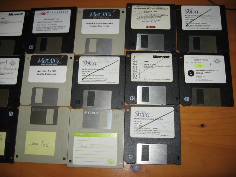 Lot of 23 floppy discs vintage software-Microsoft,Mercator,Oracle,Java.etc.. gallery