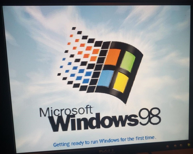 Microsoft/Windows 98/Operating System/Full First Edition w/CD/Floppy 3.5″ & COA 