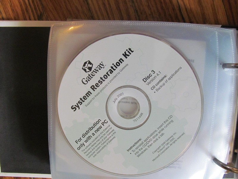 GATEWAY STORAGE BINDER W/ SOFTWARE - MICROSOFT WORKS SUITE 2001 & MORE gallery