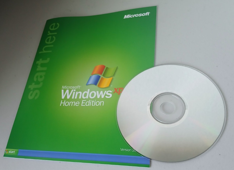Microsoft Windows XP Home Edition Version 2002 w/ Product Install Key & Box gallery