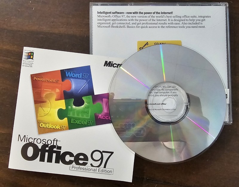 4 PC Programs Microsoft Office 97, Corel Word Perfect 8, Virtual Machine, Demo gallery