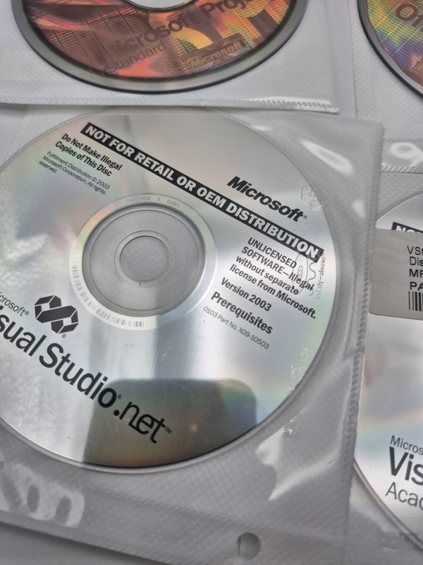 Lot of 15 Microsoft Discs Office XP, Project, Front Page, Visio, Windows, gallery