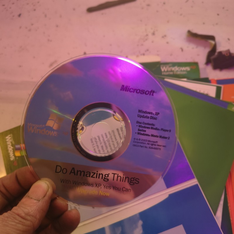 Microsoft Windows XP Home Edition CD with Product Key English Version 2002 gallery