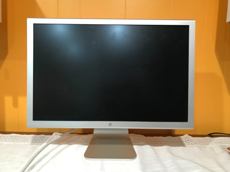 Apple Mac Pro “Quad Core” 2.0 (Original) + Apple Cinema Display 23-Inch 