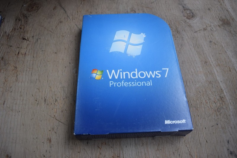 Windows 7 Professional 32 & 64 Bit Software With Product Key Discs & Book