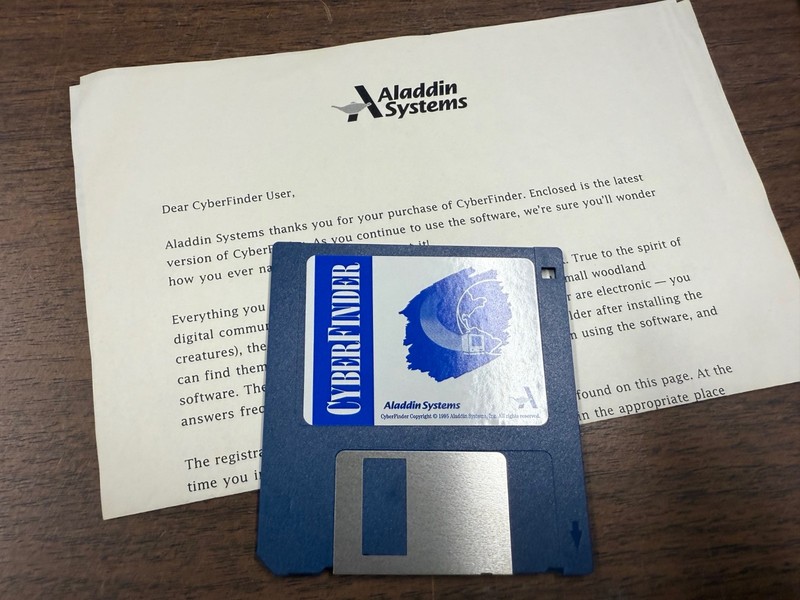 Vintage Macintosh software : AT YOUR SERVICE / CYBER FINDER with manual gallery