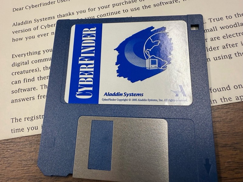 Vintage Macintosh software : AT YOUR SERVICE / CYBER FINDER with manual gallery