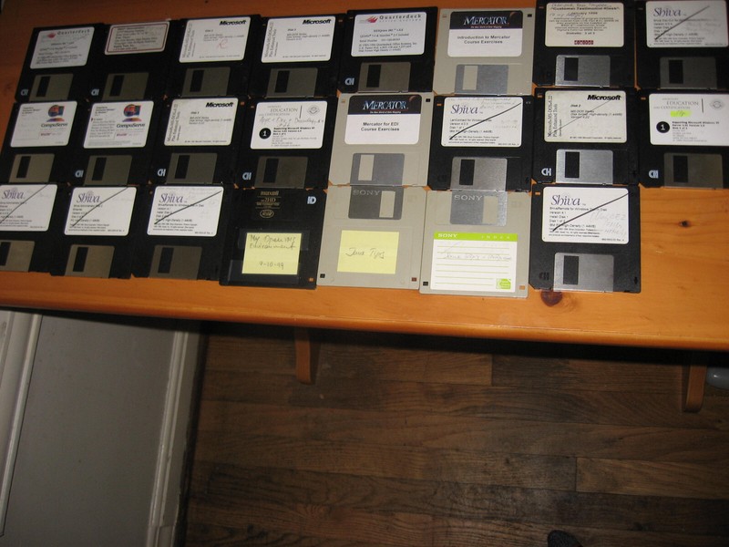 Lot of 23 floppy discs vintage software-Microsoft,Mercator,Oracle,Java.etc..