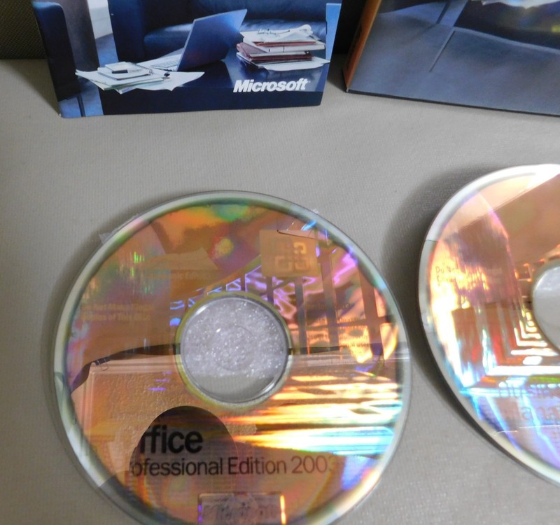 Microsoft Office 2003 Professional Edition & Business Contact Manager (2 discs) gallery