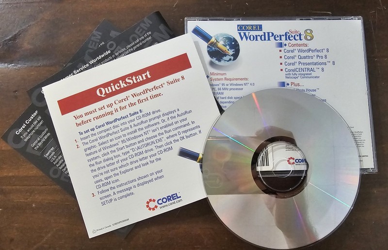 4 PC Programs Microsoft Office 97, Corel Word Perfect 8, Virtual Machine, Demo gallery