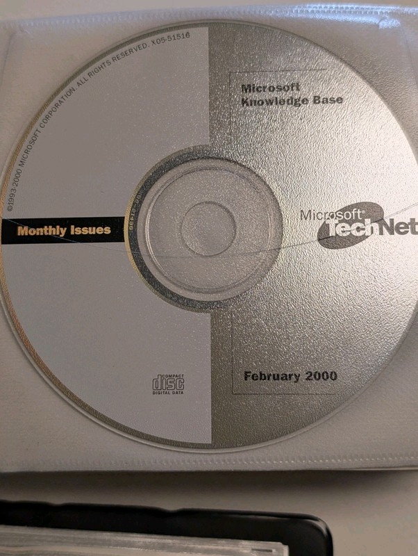 TWO (2) Microsoft TechNet Subscription Binders 64 discs 12/97 - 4/2000 PRISTINE gallery