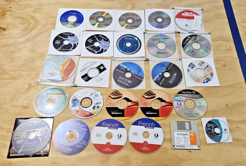LOT 26 Vintage PC Mac Software CD-ROM Windows vista 7 works 9 music french etc