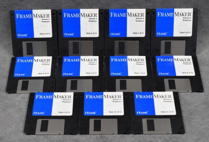 Lot of 31 Vintage Floppy Disks: Photoshop 2.5, PhotoStyler, FrameMaker, Painter gallery
