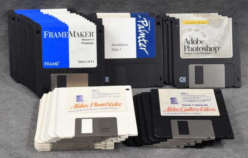 Lot of 31 Vintage Floppy Disks: Photoshop 2.5, PhotoStyler, FrameMaker, Painter