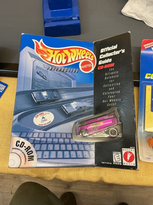 Hot Wheels Interactive Official Collector's Guide DC-ROM + 1998 VW Drag Bus
