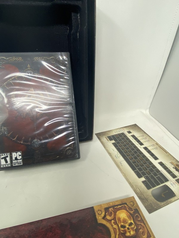 Warhammer Online Collector Ed. w/Big Box, Art Book, War Book & Game Discs w/Case gallery