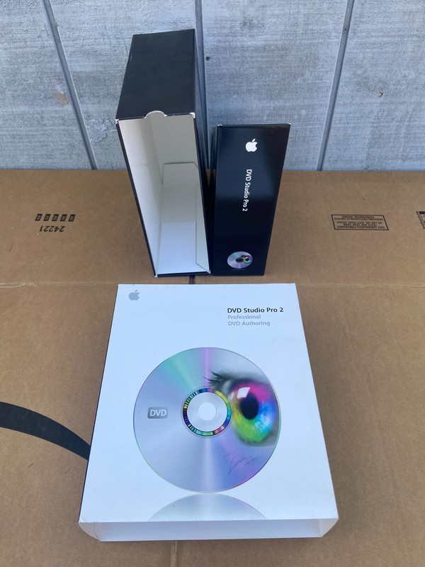 Apple DVD Studio Pro 2 Retail Pack Complete M8730Z/A w/ Box, Manuals, 2 Licenses gallery