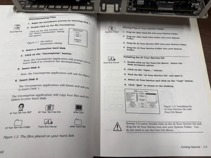 Vintage Macintosh software : AT YOUR SERVICE / CYBER FINDER with manual gallery