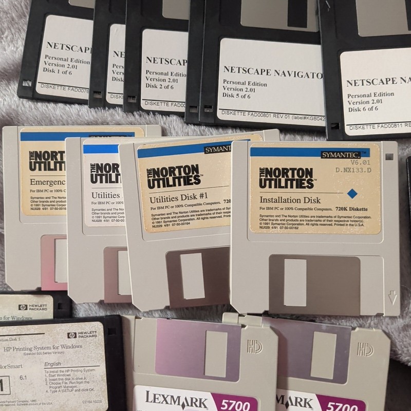 VTG PC Floppy Disc Lot Of 25- Microsoft, HP, Hewlett, Windows gallery