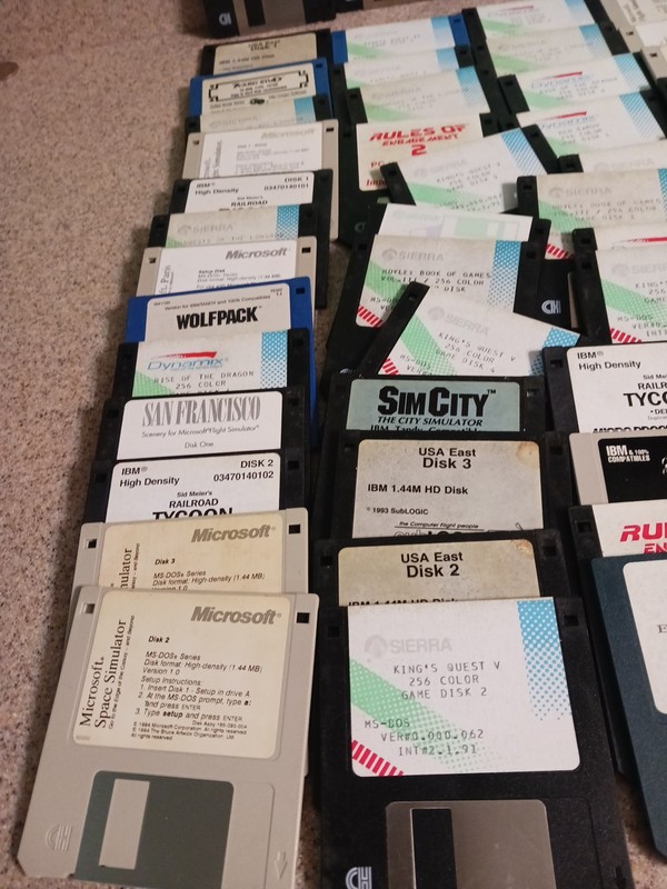 Lot of Vintage Various Software Games 3.5" Floppy Disks UNTESTED gallery